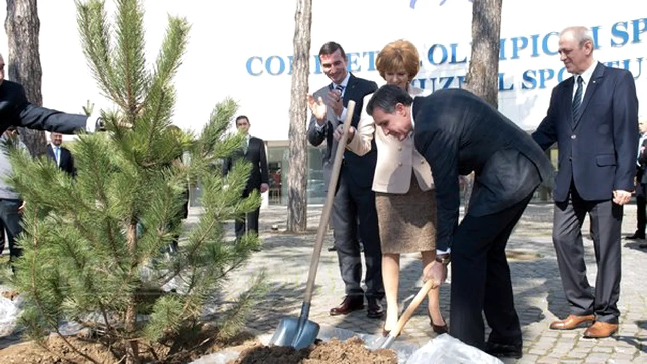 Principesa Margareta şi principele Radu au plantat un copac în faţa sediului COSR - FOTO