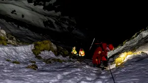 Doi turiști, salvați după o misiune nocturnă a salvamontiștilor din Zărnești. La un pas de un deznodământ tragic