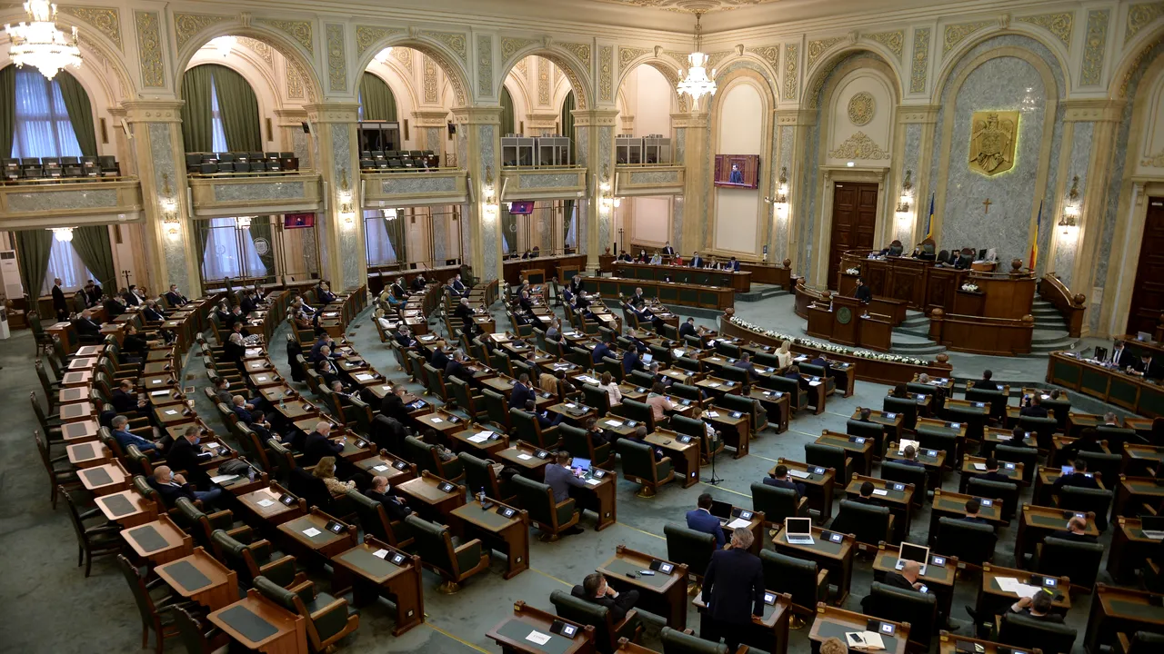 ISTORIA FĂRĂ PERDEA Marius Oprea / Atentatele ruseşti în România au o slabă tradiţie: în 1918 bolşevicul Simion Rosal a încercat să-l asasineze pe Regele Ferdinand din ordinul lui Lenin, iar în 1920 Max Goldstein a pus o bombă la Senat