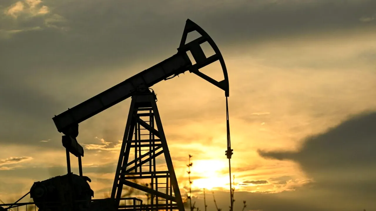 Prețul petrolului scade pe fondul așteptărilor privind ridicarea sancțiunilor împotriva Rusiei