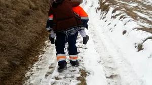 Imaginea cu un ambulanţier care a transportat în spate o pacientă, pe o distanţă de o jumătate de kilometru, pentru a o salva, a devenit virală