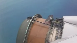 Un avion de pasageri a aterizat de urgenţă în Hawaii după ce carcasa unui motor s-a desprins în timpul zborului. VIDEO cu momentul incidentului, surprins de un călător