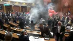 Scene ireale în Parlamentul Serbiei. Imagini ca pe stadion. Incident cu torțe și fumigene. Unei deputate i s-a făcut rău