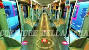 Cum se va circula cu metroul în Milano. Oamenii vor putea sta doar în anumite locuri marcate