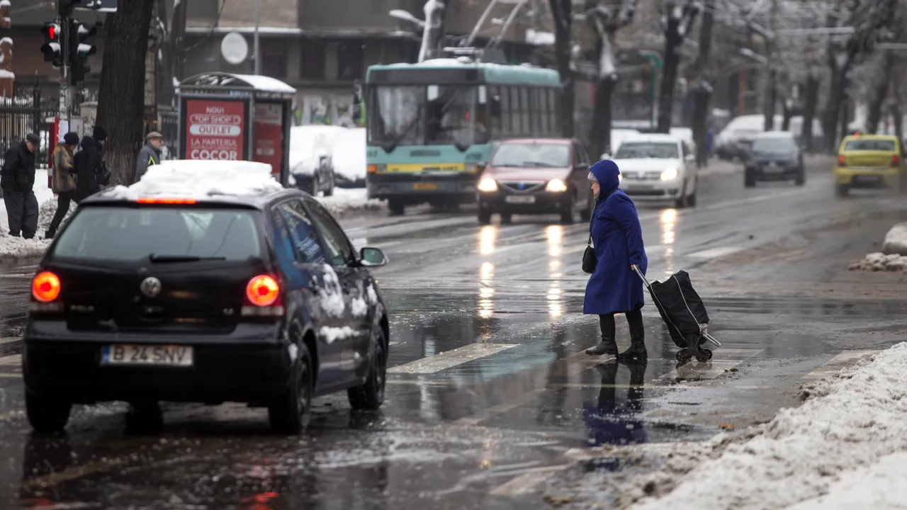 Alertă de vreme rea. Cod galben de viscol şi zăpadă în 17 judeţe