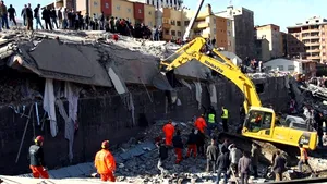 Cel puţin 32 de morţi, dintre care doi jurnalişti, în urma cutremurului din Turcia