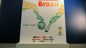 Mai multe glorii ale fotbalului brazilian au prezentat afişul oficial al Cupei Mondiale din 2014 - FOTO