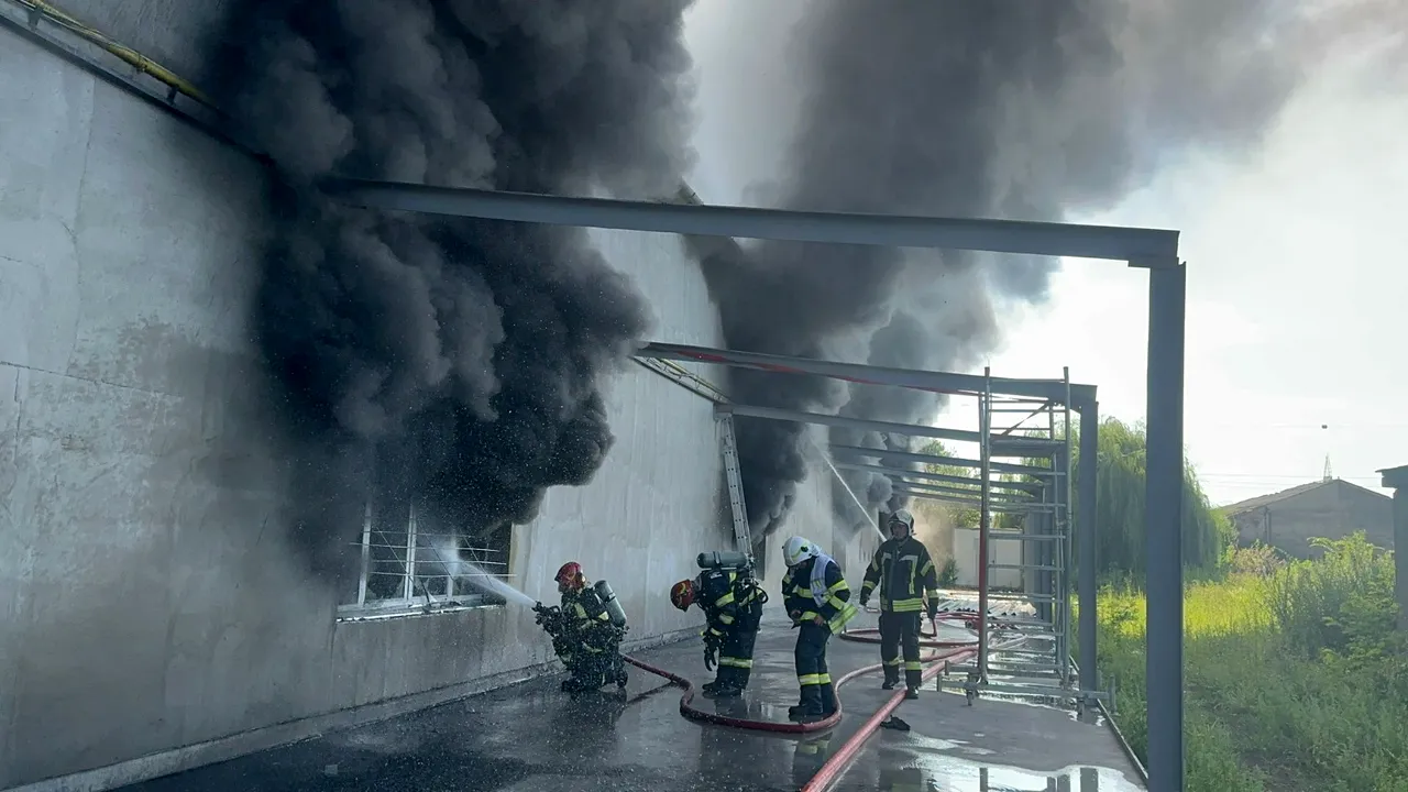 Mureş: Incendiu puternic la o hală de depozitare calculatoare, cu degajări mari de fum. A fost trimis un mesaj Ro-alert
