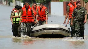 Bacău: Sinistraţii de la Săuceşti au început să primească ajutoare - VIDEO