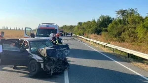 Accident în Dolj. Un om a murit şi 2 au fost răniţi după impactul frontal dintre două maşini 