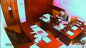 SCENĂ grotescă: Un şef din Consiliul Judeţean Dolj, acuzat că i-a împins mâncarea în faţă unei angajate/ Incidentul, filmat de o cameră de supraveghere