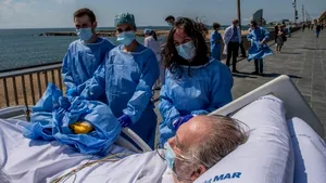 Imagini emoţionante: Pacienţii COVID-19 sunt duşi de medici să vadă marea în Barcelona