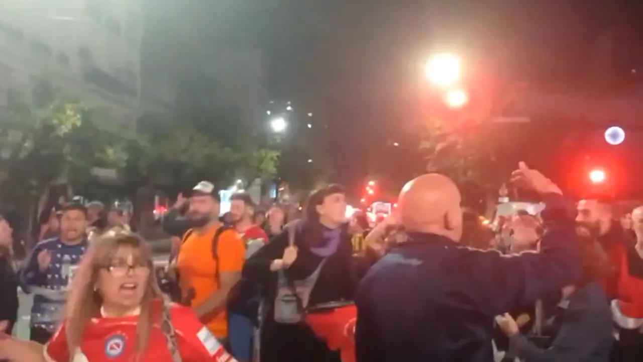 Pensionari și suporteri de fotbal din Argentina, în confruntări violente cu poliția