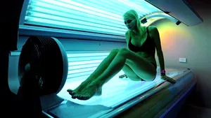 Solarul este la fel de periculos ca fumatul sau consumul de droguri