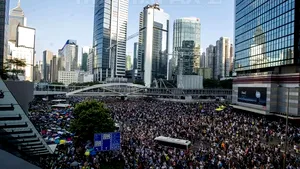 Mii de militanţi prodemocraţie au ieşit pe străzile din Hong Kong într-un climat tensionat