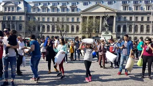 GALERIE FOTO Bătaie cu perne în Piaţa Universităţii din Capitală: Combatanţilor le vor zbura, la propriu, fulgii