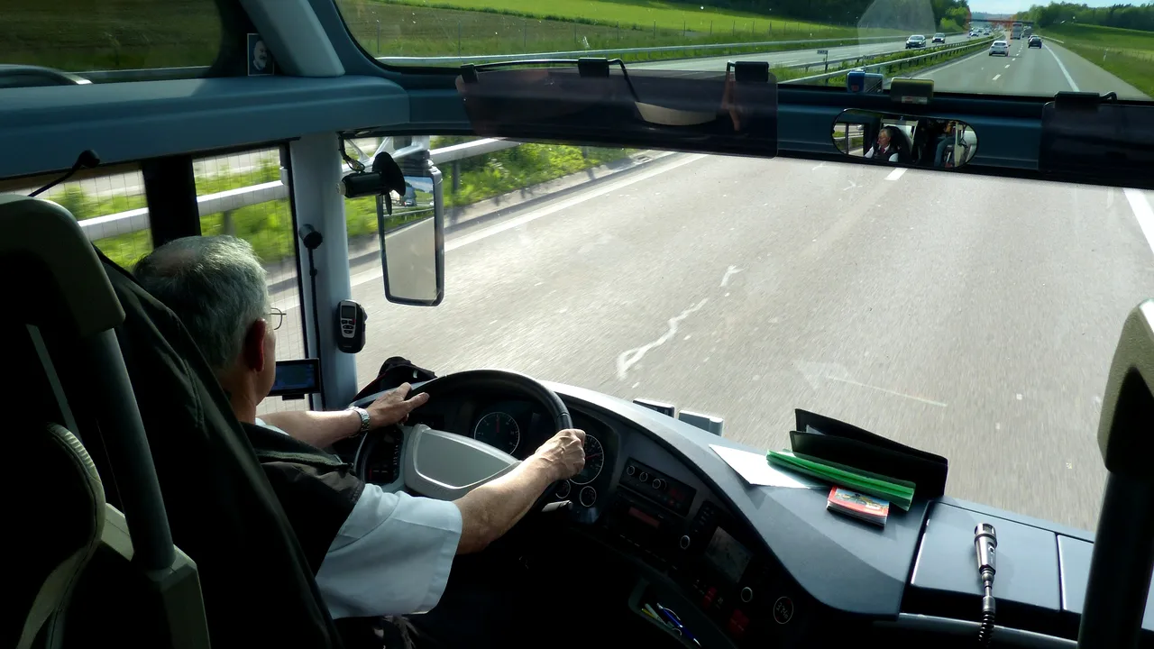 Mai mulţi parlamentari propun ca şoferii de autobuz, troleibuz şi vatmanii să se pensioneze mai devreme
