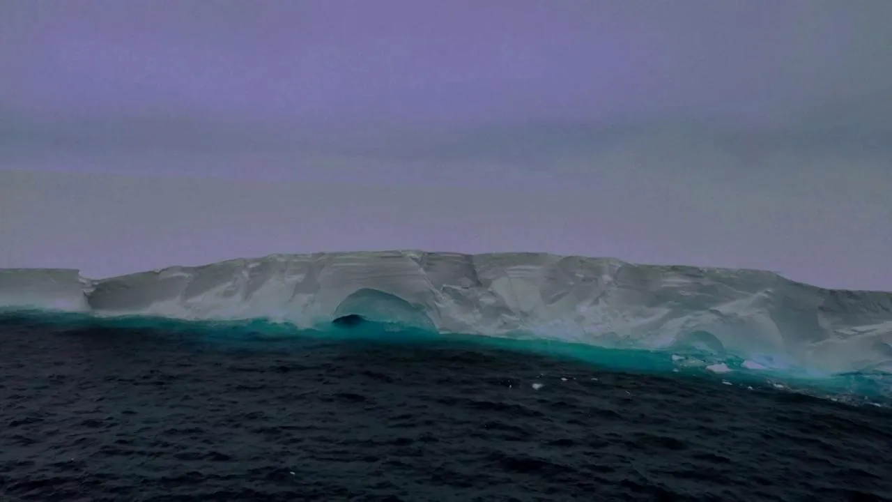 Cel mai mare aisberg din lume a părăsit Antarctica şi pluteşte în derivă

