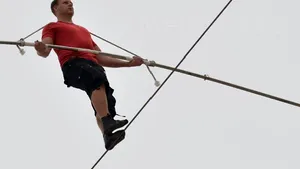 Nik Wallenda a mers pe sârmă, la mare înălţime, deasupra circuitului automobilistic din Milwaukee