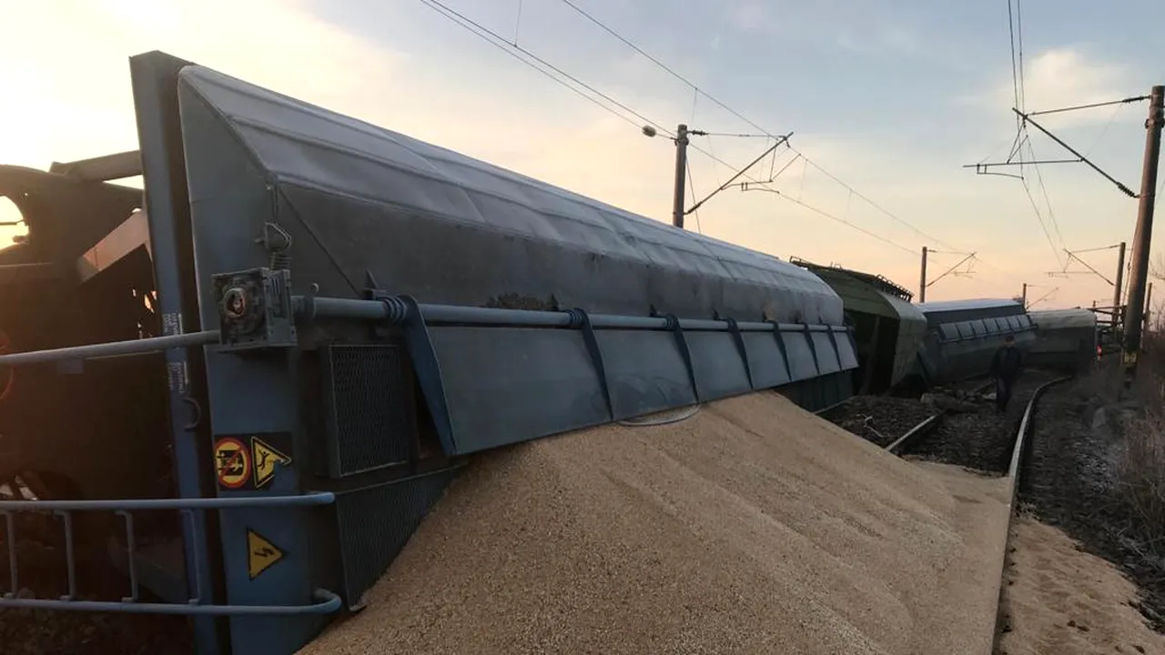 Traficul a fost oprit la Stoeneşti, în Olt, pentru ridicarea vagoanelor deraiate luni. Şoferii sunt sfătuiţi să conducă atent: operaţiunea va dura aproximativ 4 ore