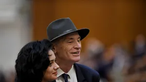 Aplauze la votul a doi aleşi cu probleme de sănătate. Puterea şi Opoziţia monitorizează votul - FOTO