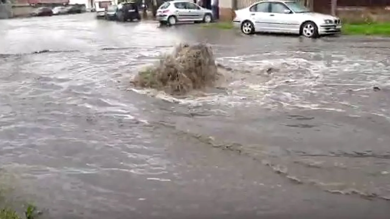 Străzile din Alba Iulia, INUNDATE după o furtună cu ploaie torenţială şi grindină. Până unde ajunge apa | FOTO