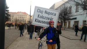 A dispărut inscripţia multilingvă cu denumirea Cluj-Napoca de pe bicicleta parcată la Primărie