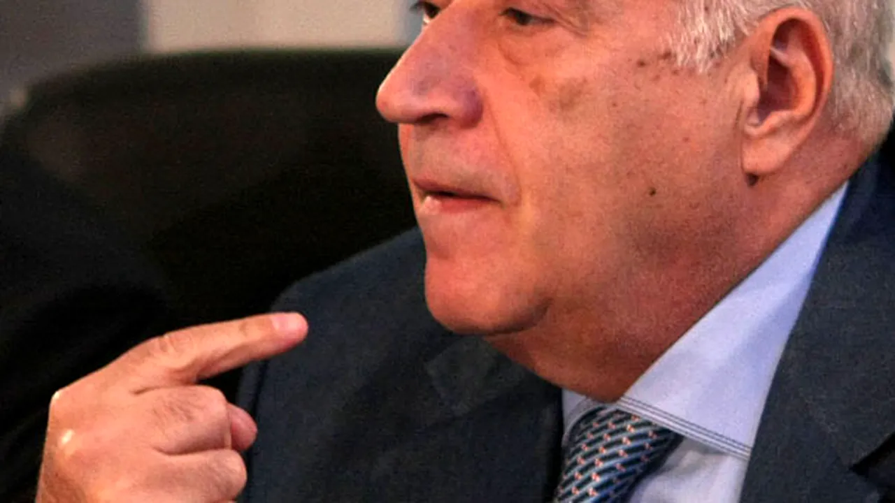 Dan Voiculescu, nemulţumit că pe holurile Parlamentului miroase a mâncare