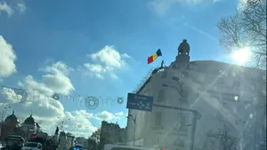 Un bărbat ameninţă că se aruncă de pe clădirea unei universităţi din Capitală