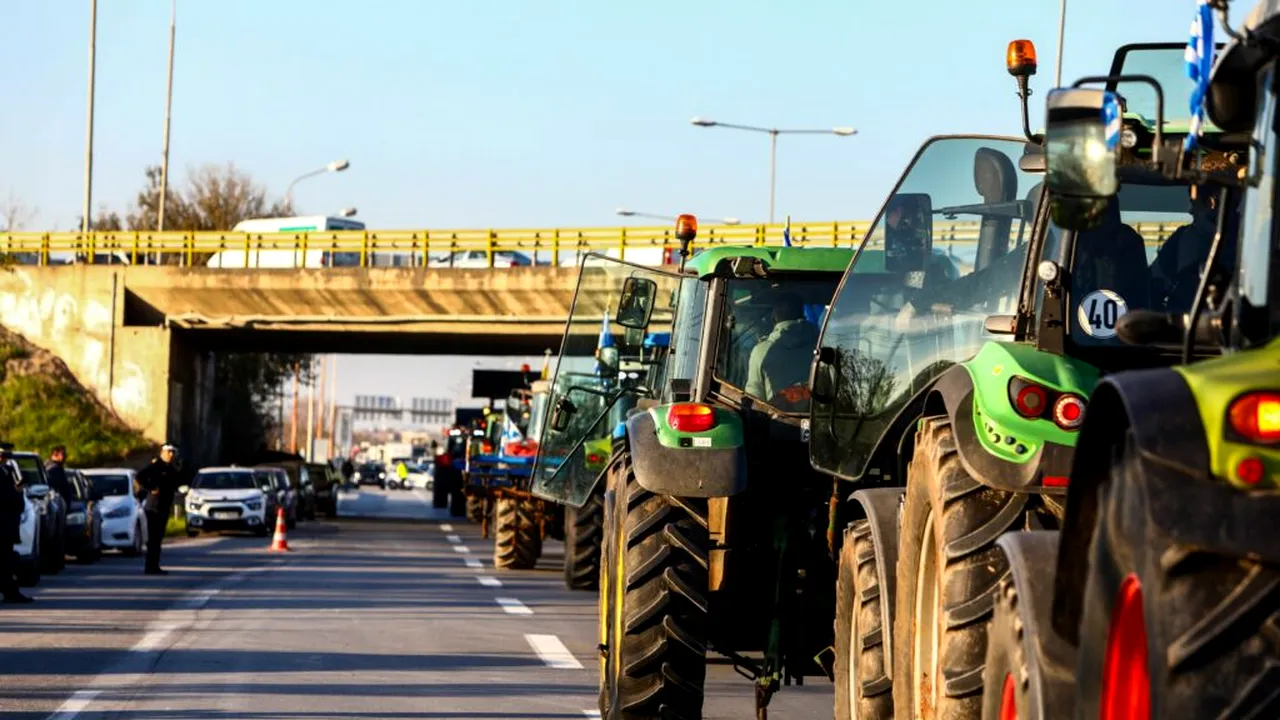 Protestele în Grecia continuă: Fermierii paralizează mai multe porturi și șosele