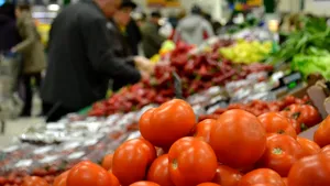 În Italia sunt tot mai puține salate și roșii în supermarketuri. Ce se întâmplă la raft