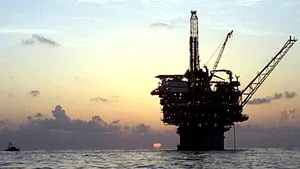 Grupurile energetice au închis trei sferturi din operaţiunile de producţie de ţiţei din Golful Mexic