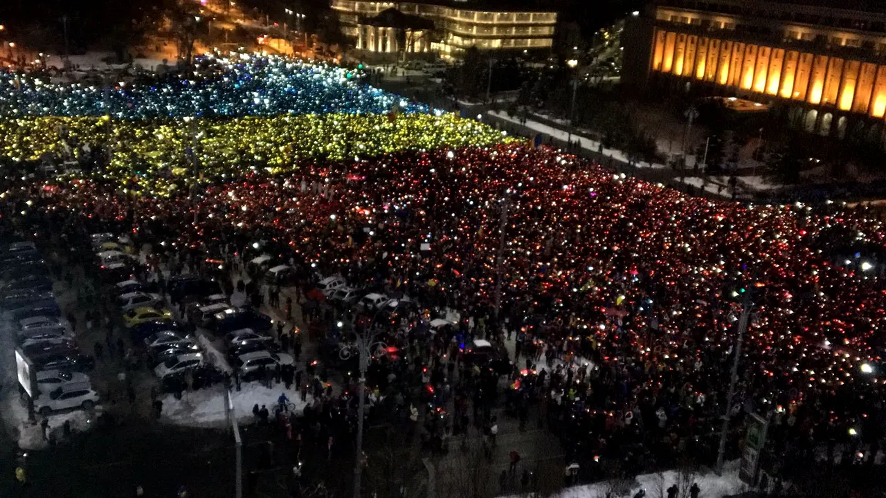 #REZIST s-a întors! Sunt sute de protestatari în Piaţa Victoriei 