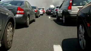 Trafic restricţionat timp de o oră pe Autostrada Bucureşti-Ploieşti. O bandă a fost blocată de TIR deviat