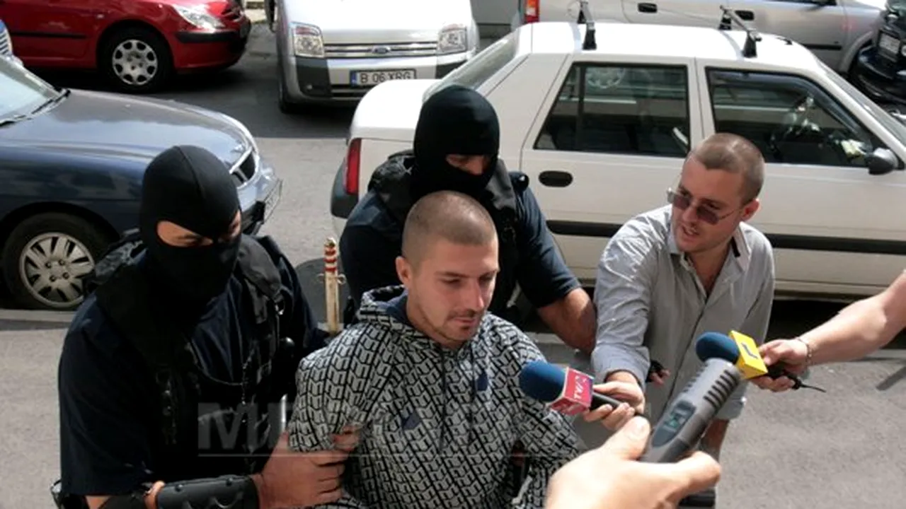 Craiova: Iustin Covei, amendat de poliţişti după ce a fost prins fără acte la volanul unei maşini