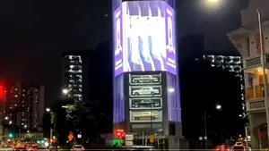 Clădire de sticlă, cu 15 etaje, folosită că aparat automat pentru comercializarea mașinilor de lux. Cum funcționează sistemul