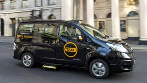 Celebrele taxiuri negre din Londra devin nepoluante, prin lansarea unei versiuni electrice