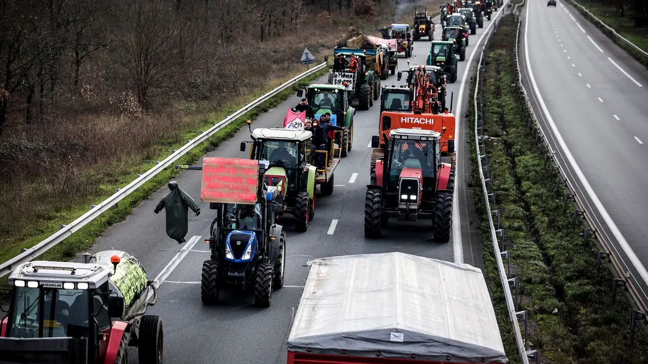 Fermierii portughezi au blocat cu tractoare autostrăzile spre Spania