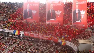 Ponta îi răspunde Elenei Udrea: Ceauşescu îşi făcea congresele la Sala Palatului, nu pe stadion
