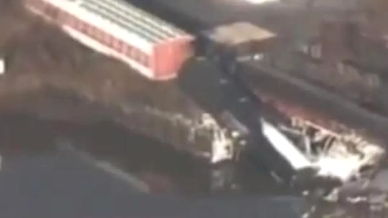 Un pod feroviar din SUA s-a PRĂBUŞIT cu un tren cu substanţe chimice - VIDEO