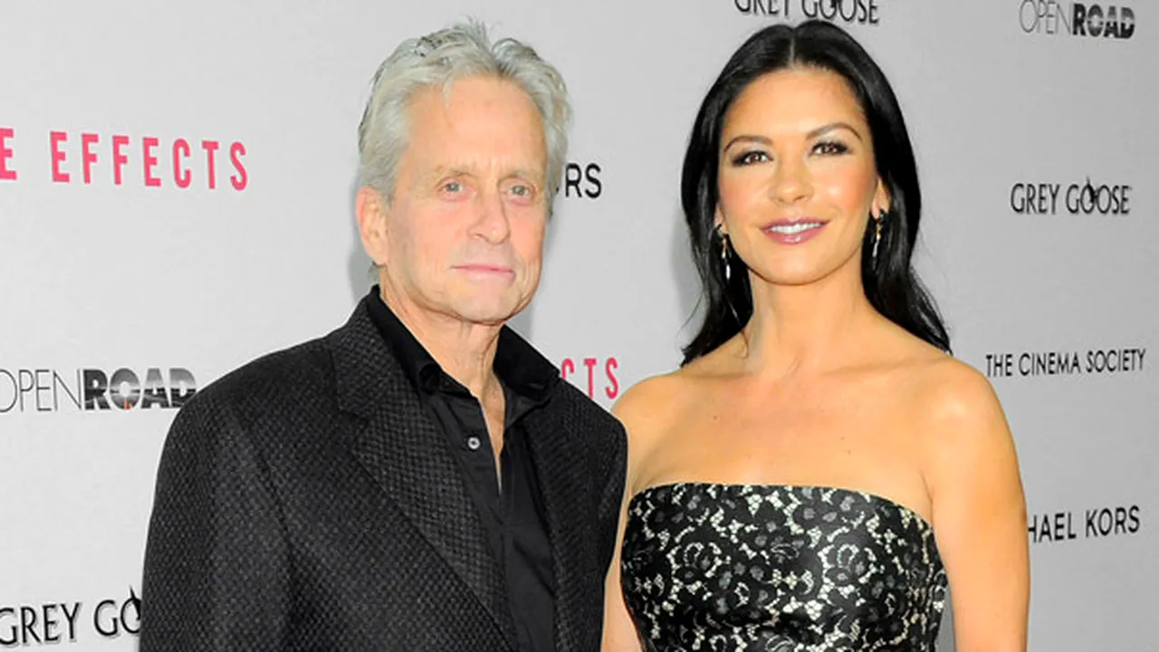 Michael Douglas şi Catherine Zeta-Jones, surprinşi pentru prima dată împreună de la anunţul despărţirii lor - FOTO