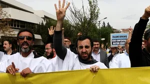 Aproximativ 700 de susţinători ai Fraţilor Musulmani au fost condamnaţi la moarte în Egipt