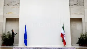 Basorelief reprezentând un bărbat nud, mascat îniantea negocierilor UE-Iran la sediul ONU