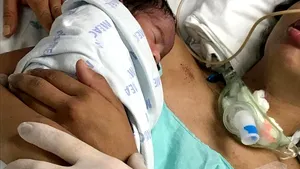 Cazul emoţionant al unei femei care s-a trezit din comă după ce i-a fost pus pe piept bebeluşul ei