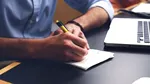 Un funcționar public s-a prefăcut bolnav folosind machiaj pentru a jongla cu cinci locuri de muncă simultan