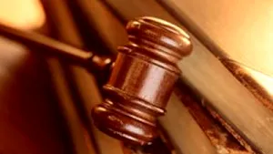Cele 17 persoane implicate în scandalul permiselor de la Argeş rămân în arest