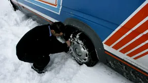 Un autocar cu copii a derapat pe DN 17A