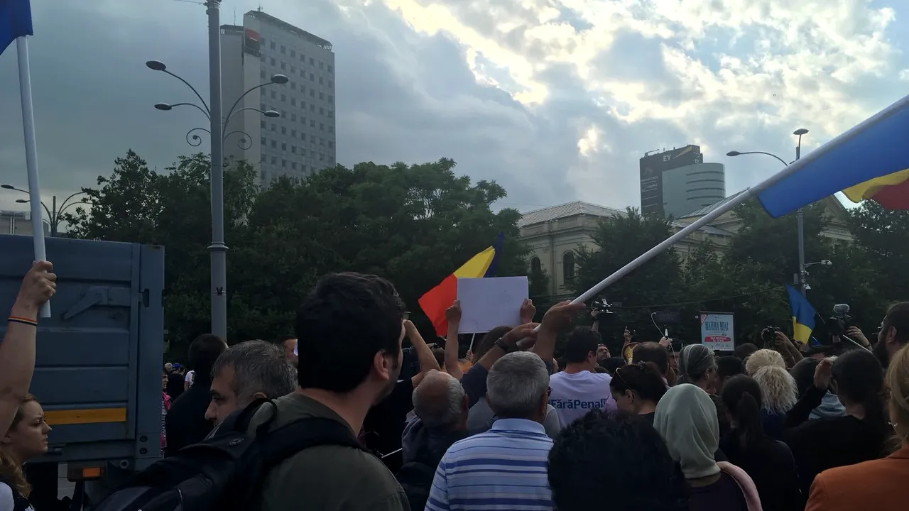 Amenzi după protestele din Bucureşti. Şase dintre manifestanţii veniţi sâmbătă seară în Piaţa Victoriei, duşi de jandarmi la Poliţie şi amendaţi