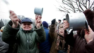 Over 200 Romanian Pensioners Picket Govt HQ Displeased With New Pension Law