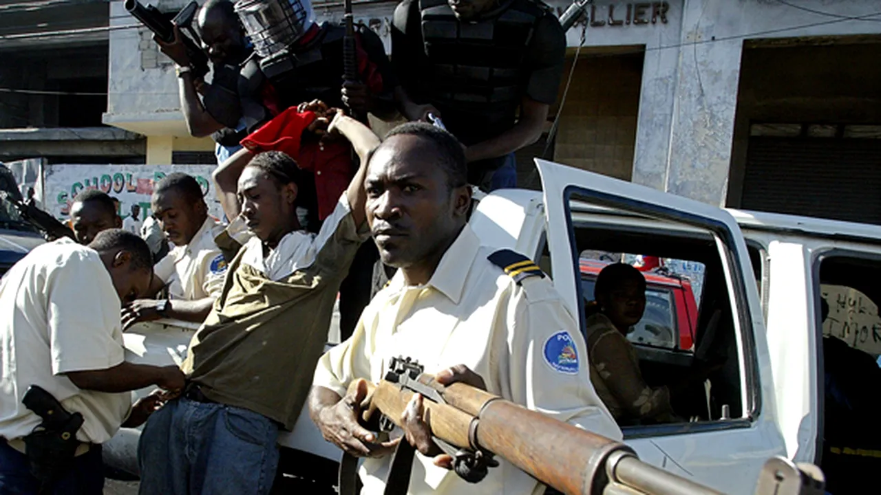Populaţia înfometată jefuieşte magazinele distruse de cutremurul din Haiti - GALERIE FOTO